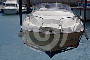 Blanco un barco es un ascendiendo el mar de acuerdo a grua 