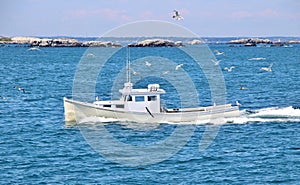 Blanco un barco navegación en Océano 