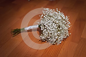 White bouquet of flowers on the brown gackground