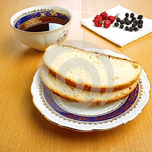 White bread and dried berries