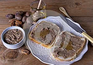 White bread slices with pecan nut butter and honey