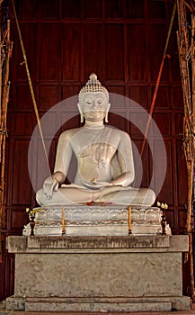White buddah statue