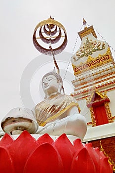 White Buddha statues are outdoors for people to worship and revere.