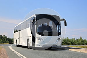 Biely autobus na cesty 