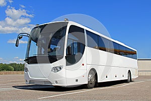 Biely autobus v lete 
