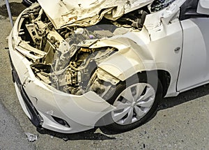 Blanco auto la caída después accidente a motor condición adentro 