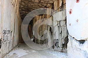 White Carrara marble quarry made in the gallery. The use of diam