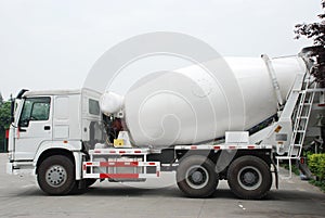 Blanco mezclador camión 