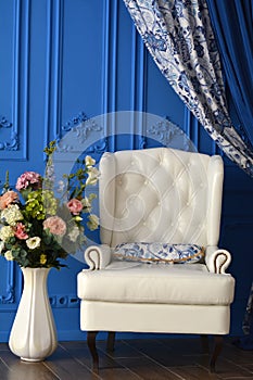 Bianco sedie da fiori blu le mura 