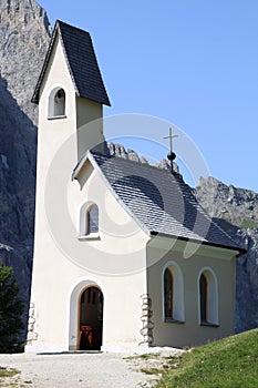 White chapel upon the Italian Passo di Gardena