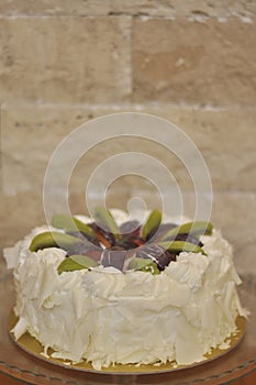 White chocolate cake with fresh fruits