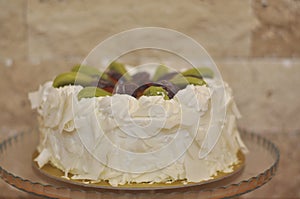 White chocolate cake with fresh fruits