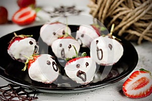 White chocolate strawberry ghosts for Halloween party