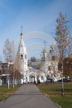 White church in the fall with yellow leaves