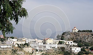 Blanco iglesia sobre el colina a través de la ciudad 