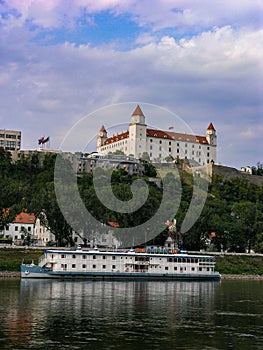 Bílý městský hrad na břehu Danude v centru Bratislavy Slovensko