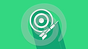 White Classic dart board and arrow icon isolated on green background. Dartboard sign. Game concept. 4K Video motion