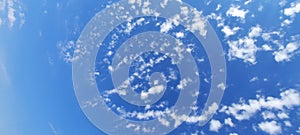 White clouds on blue sky fundal