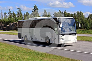 Biely tréner autobus cestovať pozdĺž diaľnica na leto 