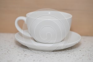 Biely káva pohár na stôl 