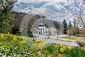 Biely stĺpec kolonáda mariánskej kúpele 