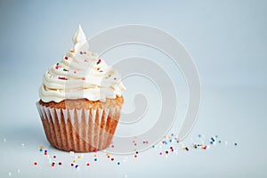 White cup cake