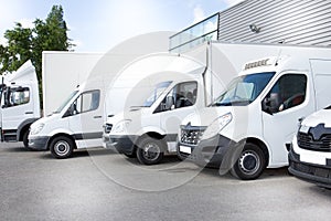 Bianco consegna automobili camion sul parcheggio sul iscrizione magazzino sul distribuzione 