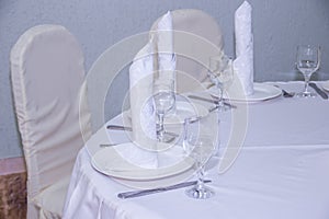 White dining tables. Wedding tables. Table setting for a wedding. White wedding table decoration