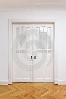 White door double sliding parquet