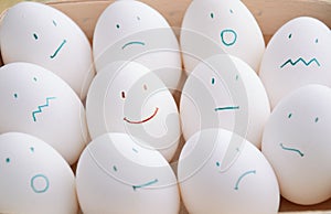 Blanco huevos diferente emociones en bandeja horizontalmente 