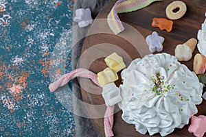 White floral meringue cookies with jellybeans around