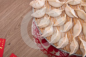 White flour dumplings and blessing window grilles wrapped on a tray