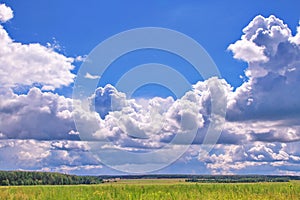 Weiß flauschige Wolken auf der Blau höher Grün normal 