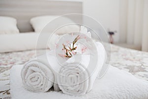 Bianco un fresco lavare soffice asciugamani fiore sul un letto 