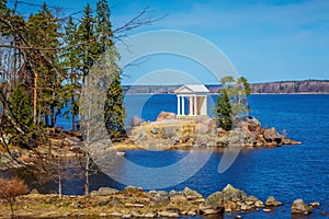 White gazebo is on the island on a Sunny day in the Park Mon repo