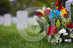 Blanco lápidas a flores sobre el cementerio monumento 