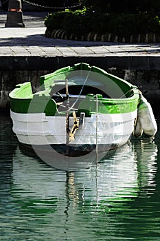 Blanco a verde un barco 