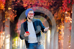 White guy using a mobile phone in a park