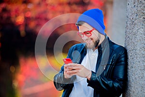 White guy using a mobile phone in a park