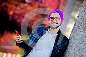 White guy using a mobile phone in a park