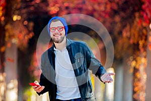 White guy using a mobile phone in a park