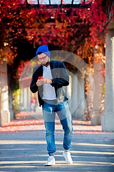 White guy using a mobile phone in a park