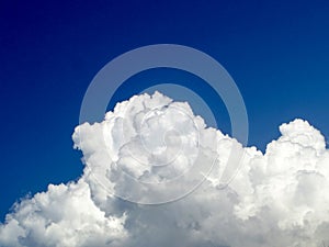 white heap cloud and clear blue sky in day