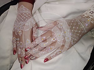 white henna combined with a white dress, elegant on the wedding day