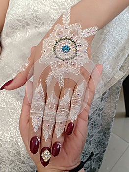 White henna tatto for wedding ceremony