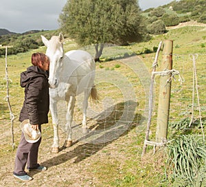 Blanco un caballo en prado verde recepción unción su blanco vaquero un sombrero muchos a a 