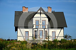 White house in the countryside