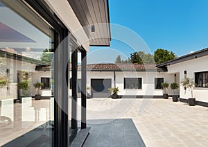 White house, courtyard