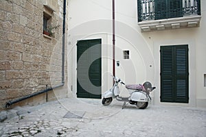 White italain motoroller near door photo