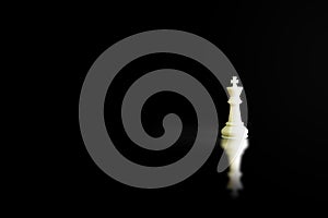 Bianco il re scacchi al pezzo in piedi sul pavimento ombra ombre sul pavimento 
